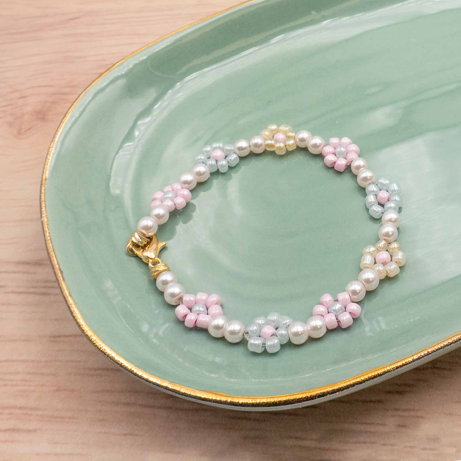 Afstudeeralbum Zachtmoedigheid klein DIY Armband mit Blumen aus Perlen