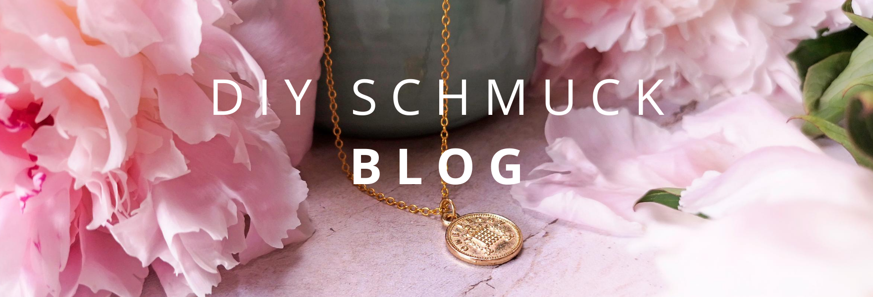 Bild mit rosa Blumen und einer Kette mit Münze als Anhänger in der mitte. Auf dem Bild steht DIY Schmuck Blog geschrieben