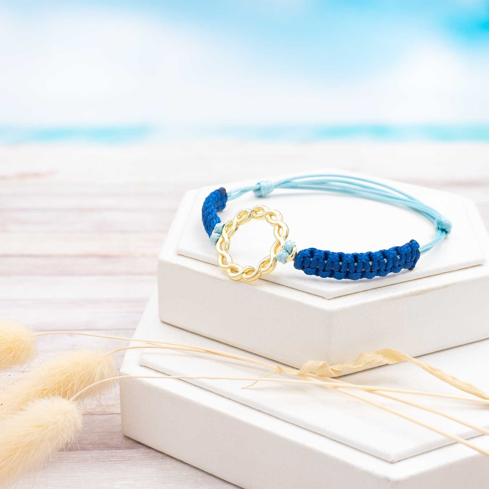goldener Verbinder an einem blauen Makramee Armband  
