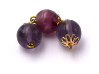 drei Perlen in violett und weiß als Verbinderelement im 2er Set
