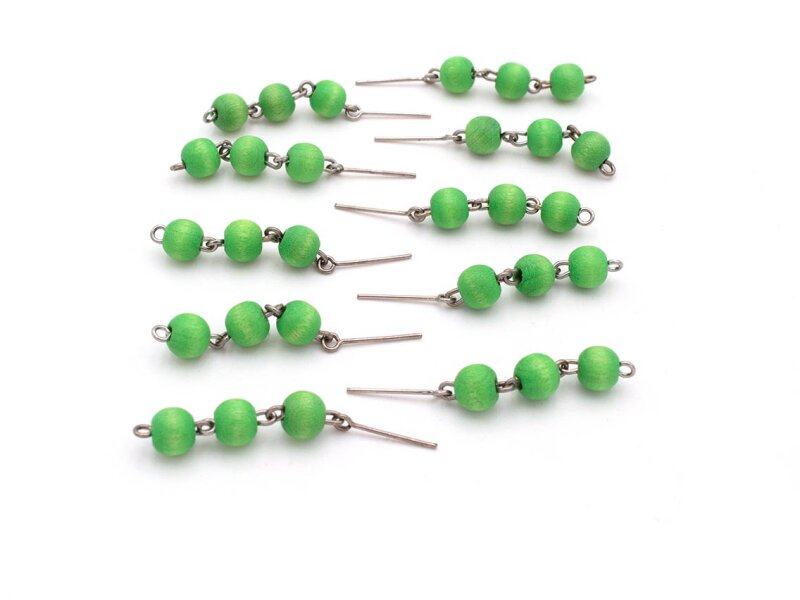 Verbinder mit drei Perlen aus Holz in hellgrün und Ösenstift in platinfarben 10 Stück