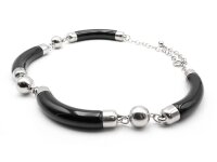 fertige Kette mit Perlen in silber und gebogenen Elementen in schwarz 45cm