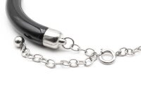 fertige Kette mit Perlen in silber und gebogenen Elementen in schwarz 45cm