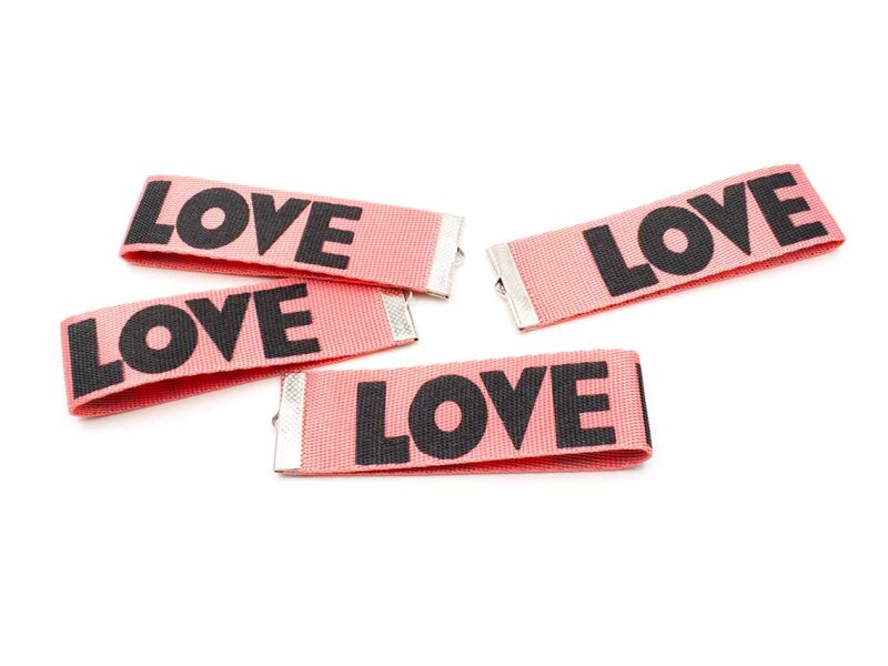 Anhänger aus Nylon mit Aufschrift Love mit Aufhängung in silberfarben 4 Stück
