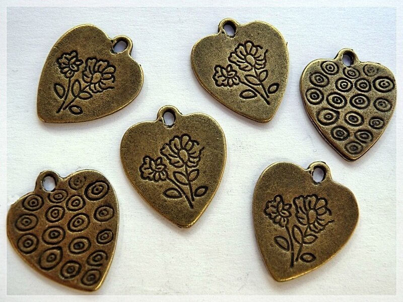 6 Herzen mit Blumen in antik Bronze