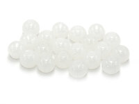 20 glänzende Glasperlen in Jadeoptik in weiß...